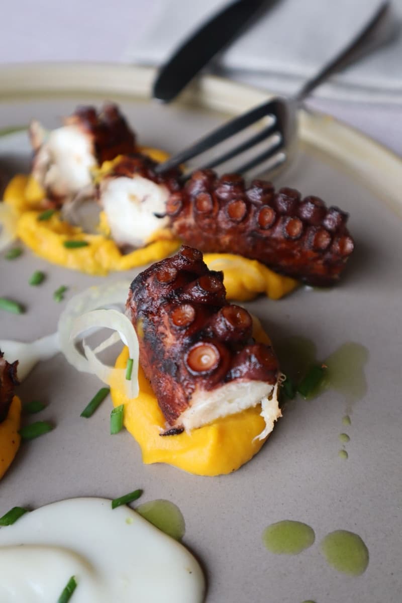 Pulpo a la Brasa, Orégano, Pimentón y Alcaparras