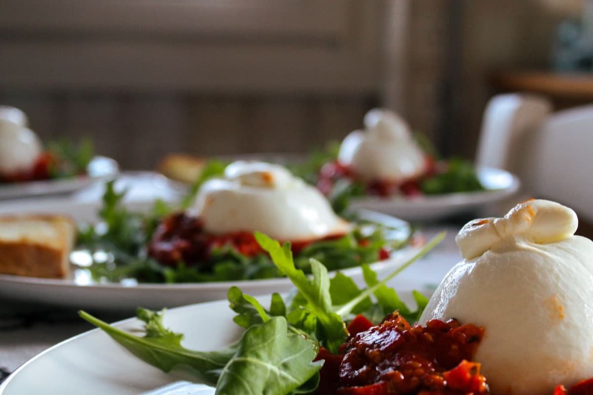 Burrata, Waffle Crujiente y Caponata de Pimiento