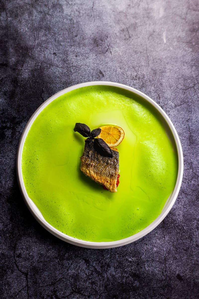 Lubina de Anzuelo, Setas Silvestres y Salsa Verde