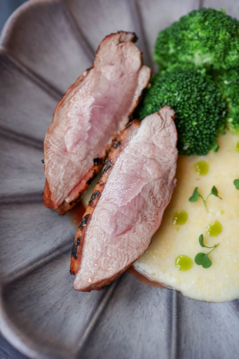 Pechuga de Pato Confitada, Puré de Zanahoria y Pak Choi
